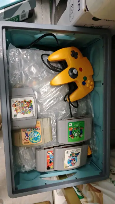 这款蓝透色N64主机终于到货了，整整齐齐的一大箱子东西没有缺失庆幸一下，都开机试了一下可以正常运行，马上封装好收藏起来。