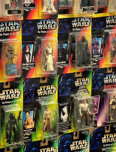 全是90年代末《The Power of the Force》系列的经典款：霍斯星卢克、沙地兵、Tusken Raider、AT-AT驾驶员…每一个都原封未拆，蓝黑头盔包装+复古绿卡背，这就是星战玩具的黄金时代啊！
看着这一箱满到溢出来的老库存，瞬间梦回小时候攒零花...全是90年代末《The Power of the Force》系列的经典款：霍斯星卢克、沙地兵、Tusken Raider、AT-AT驾驶员…每一个都原封未拆，蓝黑头盔包装+复古绿卡背，这就是星战玩具的黄金时代啊！
看着这一箱满到溢出来的