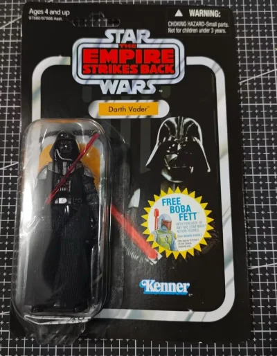 左边是孩之宝500号特别版达斯·维达，带透明驾驶舱展示盒，作为系列第500款纪念人偶，细节和仪式感直接拉满，坐进座舱的维达气场全开！
右边是Kenner帝国反击战复古版黑武士，经典黑卡+黄底包装，还带波巴·费特贴纸，这可是80年代星战玩具的天花板，原封品相太难得！
...左边是孩之宝500号特别版达斯·维达，带透明驾驶舱展示盒，作为系列第500款纪念人偶，细节和仪式感直接拉满，坐进座舱的维达气场全开！
右边是Kenner帝国反击战复古版黑武士，经典黑卡+黄底包装，还带波巴·费特贴纸，这可是80年代星战玩具