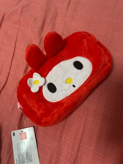 图一图二是美乐蒂双面笔袋，全新带牌超级新；图三是一双红头美乐蒂的宝宝鞋；图四是美乐蒂美人鱼玩偶，虽然没牌，但是成色很好。总之价格都非常划算，