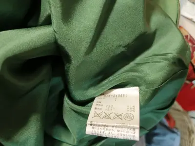 第一次在挖煤姬海淘谭燕玉的连衣裙，购买很方便，物流也蛮迅速的，包装也非常完好。拿到的连衣裙和卖家的描述是一样的。非常满意!很喜欢这条真丝连衣裙。