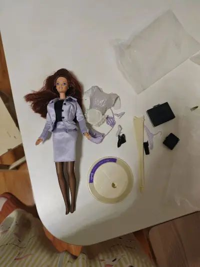 在挖煤姬蹲了好久，终于拿下这款经典职业风芭比，开箱那一刻直接梦回90年代！?
 
娃娃本体状态超棒，红棕色长发蓬松有光泽，蓝眼睛灵动有神，面部妆容完整干净，关节也能正常活动，完全看不出岁月痕迹。淡紫色西装套裙干练又优雅，内搭黑色打底+黑丝，职场精英感拉满，细节处的纽...在挖煤姬蹲了好久，终于拿下这款经典职业风芭比，开箱那一刻直接梦回90年代！?
 
娃娃本体状态超棒，红棕色长发蓬松有光泽，蓝眼睛灵动有神，面部妆容完整干净，关节也能正常活动，完全看不出岁月痕迹。淡紫色西装套裙干练又优雅，内搭黑色打底+黑丝