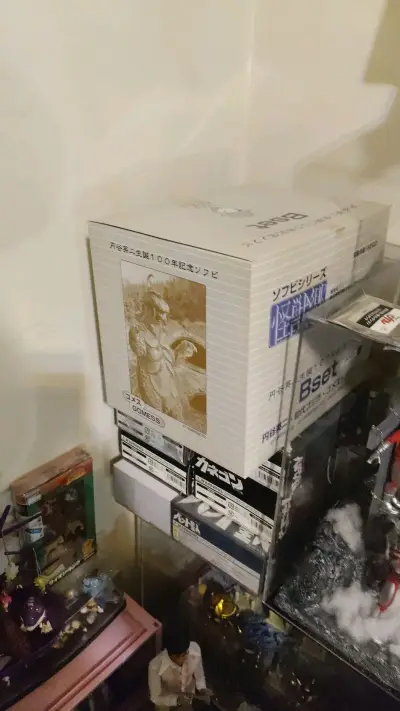 圆谷英二导演拍的奥特曼从70年代就风靡亚洲，以他的形象做的玩具手办，自然价格不菲特别有收藏价值。里面是哥斯拉和导演手办特别棒！喜欢