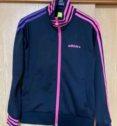 对衣服的感想：
舒适度:面料是比较柔软，上身后不扎人。有松紧感，不会紧绷在身上。厚度是有点，不是薄薄的一层纱的质感。
触感:有点像纸巾铺在胳膊上的感觉。
穿着感:当时看图片很好看觉得搭配阔腿裤什么的应该会很好看，收到实物的话会感觉更好看啦，本人是H型身材小腹恰好有些...对衣服的感想：
舒适度:面料是比较柔软，上身后不扎人。有松紧感，不会紧绷在身上。厚度是有点，不是薄薄的一层纱的质感。
触感:有点像纸巾铺在胳膊上的感觉。
穿着感:当时看图片很好看觉得搭配阔腿裤什么的应该会很好看，收到实物的话会感觉更好看啦