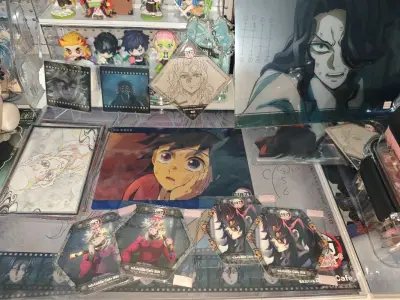 餐垫是硬胶套平铺回来的好评 箱子大点没事 没折了就行 到手状态也是很完美 这个幼年鱼鱼实在是萌 餐垫和明信片是拍卖所得 夸一下yhm的打包hh 选了加固打开箱子有好几层泡沫纸保护 到手没问题 值得表扬 此次购物很满意 这是最后一箱赶上plus的还算幸运