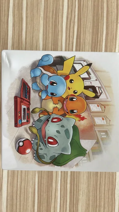 这是一张宝可梦（Pokémon）初代御三家与皮卡丘的经典合照，属于官方正统插画风格 铁盒经典图案，感谢挖煤姬代购