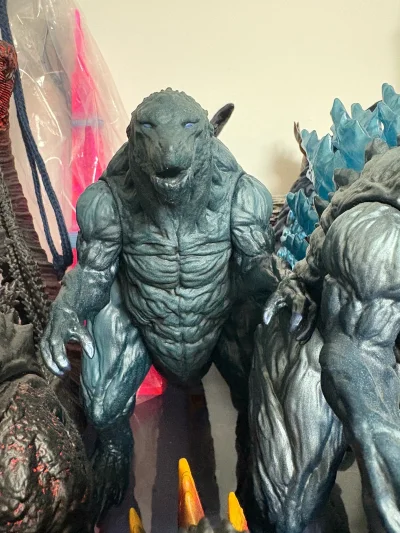 哥斯拉2017软胶造型张力拉满 肌肉线条刻画超还原 蓝眼冷冽质感高级 压迫感十足 哥斯拉迷收藏神物 细节满满 