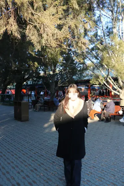 很漂亮的衣服，脖颈处的貂毛很有质感，整体比较新，但是尺码可能偏小，总体来说效果不错，很适合旅游出片。