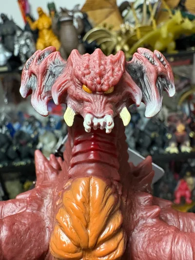 戴斯特洛伊亚幼体软胶 红棕配色还原度拉满 细节刻画精致 造型压迫感十足 哥斯拉系列经典反派 收藏感拉满 品相完美 怪兽迷必入