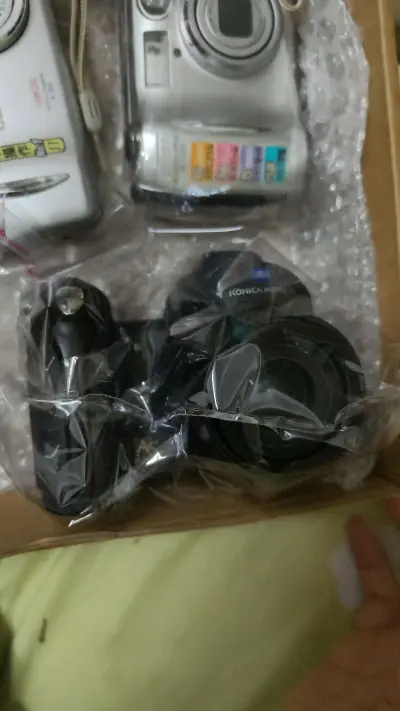 美能达特别新，而且手感巨好，比我之前买的美能达z3好多了。实物比照片好看，卖家都照片看上去丑丑的?其他的没有电池不知道好坏