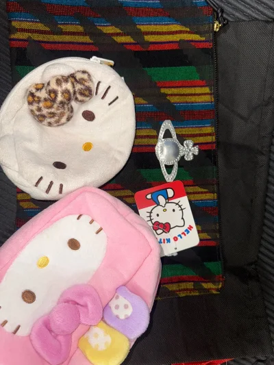 等了一星期终于收到包裹啦！这次是 两个hello kitty包和Vivienne Westwood收纳包！好喜欢好喜欢！包装特别到位！你永远可以相信挖煤姬的打包技术，这次丝滑过关没有被税，感谢挖煤姬！我将永远支持，拥有跟随！