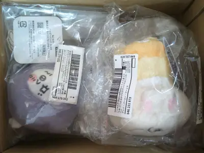 一些玩偶挂件，因为是下单秒切所以不用担心被别人抢先，安心吃到了好价!物流走的EMS，用时5天左右。今天收到后开箱发现物品摆放整齐，外围裹了泡沫纸防震，每一个物品都完好无损(▽｀)。购物体验感非常好!有什么问题客服也能帮忙积极解决。


  