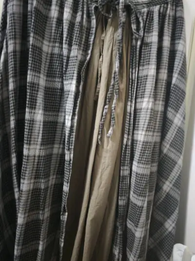 这次在挖煤姬买了好几件衣服，每件都很好看，其中最喜欢的是这个真两件半裙，外面是格子的围裙系带，里面是纯色，两个加一起非常重磅有分量，质量也是非常好，穿上也舒服，物流也很快，好评好评！！！