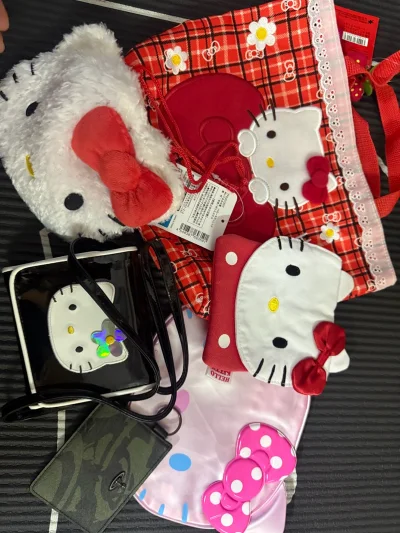 等了一星期终于收到包裹啦！这次是hello kitty收纳包和Vivienne Westwood钱包！好喜欢好喜欢！包装特别到位！你永远可以相信挖煤姬的打包技术，这次丝滑过关没有被税，感谢挖煤姬！我将永远支持，拥有跟随！