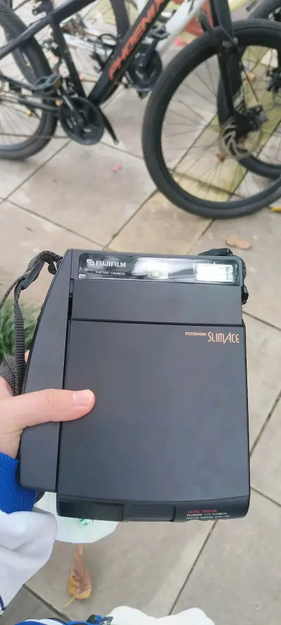 终于淘到了机皇slimace，功能完好，皮腔状态也很好，slim可以自动对焦，玻璃镜头，可以关闭闪光灯，有比较强的虚化效果，光圈f11，非常优秀