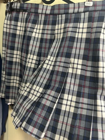 终于在挖煤姬淘到这条梦情了
不愧是校供，面料质感超棒
下单流程很顺畅，客服回复及时，物流速度也比预想快，包装得严严实实，裙子一点都没皱
总的来说这一次购物还是挺顺利的，之后也会一直使用挖煤姬。