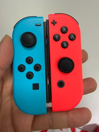 挖煤姬安全下车 Switch！开机一次点亮，系统运行流畅，摇杆、手柄功能正常，续航表现也很稳定。机子成色新、无暗病，和全新机体验相差无几。从下单到收货全程放心，物流快、包装稳，终于可以和朋友双人联机，快乐加倍。







  