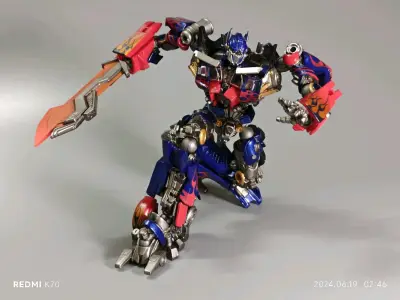 之前心心念念的海洋堂擎天柱终于在日淘上蹲到了
功夫不负有心人  涂装真的超级华丽啊  可动也很好  堪称小比例可动最好身形最好的擎天柱了！