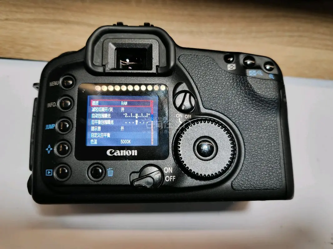 一套年龄超过20岁的相机，尽管像素量才600多百万，但依然可以拍出不错的画面，画质发朋友圈也是绰绰有余。还淘了两个徕卡目镜，买来收藏。