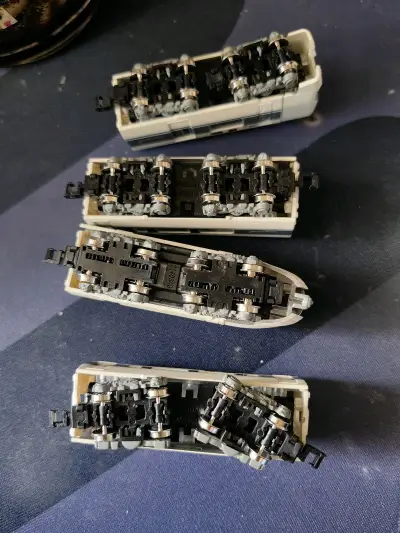 4节车 683原本也少见 原本只当是空壳买的 没想到带万代原装单元 每个车厢也有拖车转向架～卖家良心啊～感谢?