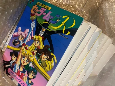 在挖煤姬蹲到了超全的《美少女战士R》动画版漫画+公式书全套！品相比预想中好太多，内页几乎无划痕，古早动画原画彩页超有质感，瞬间把我拉回小学守着电视的童年回忆?

从1-9卷正篇到官方公式书一次收齐，不用再蹲散本补坑，整套摆出来超有成就感！挖煤姬的包装也很稳，漂洋过海...在挖煤姬蹲到了超全的《美少女战士R》动画版漫画+公式书全套！品相比预想中好太多，内页几乎无划痕，古早动画原画彩页超有质感，瞬间把我拉回小学守着电视的童年回忆? 从1-9卷正篇到官方公式书一次收齐，不用再蹲散本补坑，整套摆出来超有成就感！挖