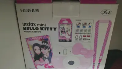 可爱的HelloKitty拍立得，还有Kitty的相纸，这个相机包现在也好少，价格还算可以，主要是全套比较难找