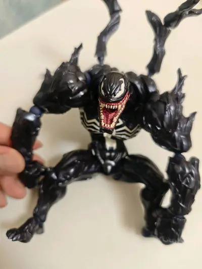 这次分享的还是海洋堂毒液，这款太经典了，经典的造型，经典的胸部蝴蝶肩，甚至后续作品都延续了这个设计，感谢挖煤姬让我买到了它