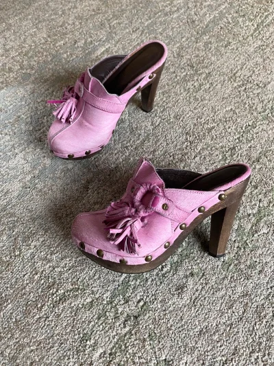 淘到了超可爱的粉色木屐鞋，特别好看，成色也不错，款式很特别，日本卖家打包也很好，有泡泡纸，物流时间也很稳定，还是希望能快一点，最近合单和发货时间变慢了。