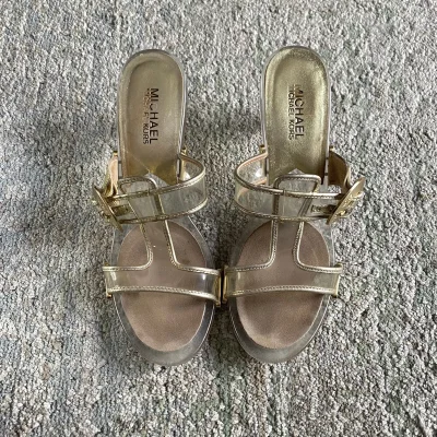 这次淘到特别少见的款式的凉鞋，成色很好，非常漂亮的一双高跟鞋，希望以后还能淘到这样的美鞋，总的来说还是非常好的一次购物体验，希望合单时间加快。