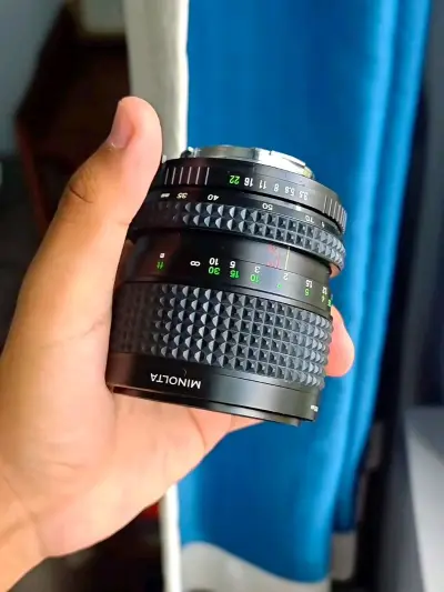 徕卡“血统”：这颗镜头与徕卡的合作历史很有意思。不是徕卡设计了美能达，而是美能达为徕卡代工，所以这颗镜头可以说是“徕卡同款光学设计”。
99
全金属机身：做工扎实，质感一流，很有机械感。恒定F3.5：作为一支小三元变焦镜头，覆盖了最常用的焦段，非常实用。
胶片级色彩...徕卡“血统”：这颗镜头与徕卡的合作历史很有意思。不是徕卡设计了美能达，而是美能达为徕卡代工，所以这颗镜头可以说是“徕卡同款光学设计”。
99
全金属机身：做工扎实，质感一流，很有机械感。恒定F3.5：作为一支小三元变焦镜头，覆盖了最常用的