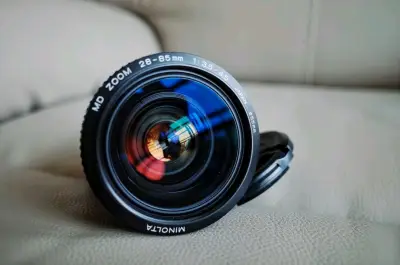 焦段全能：覆盖了28mm广角到85mm人像焦段，一支镜头就能应对大部分拍摄场景。
色彩油润：很多人评价它的色彩浓郁，尤其对蓝色的表现很有感觉，拍出来的照片很有复古感。微距功能：28mm端有微距功能，可以玩转近距离拍摄。