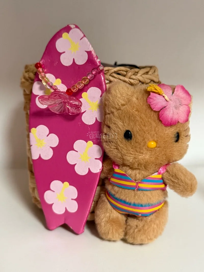 ? 超可爱的夏威夷风Hello Kitty！

终于收到这个宝贝啦！一拆开就被萌化了～
棕褐色的Kitty配上比基尼和扶桑花发饰，还有同系列的冲浪板，满满的热带度假感，配色也超级元气！
毛绒质感软乎乎的，冲浪板上的木槿花印花和串珠装饰都很用心，做工完全不敷衍。
摆在...? 超可爱的夏威夷风Hello Kitty！

终于收到这个宝贝啦！一拆开就被萌化了～
棕褐色的Kitty配上比基尼和扶桑花发饰，还有同系列的冲浪板，满满的热带度假感，配色也超级元气！
毛绒质感软乎乎的，冲浪板上的木槿花印花和串珠装饰都很
