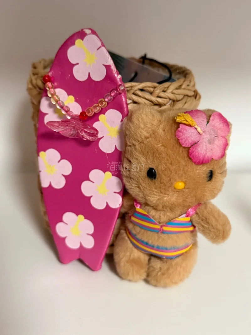 ? 超可爱的夏威夷风Hello Kitty！

终于收到这个宝贝啦！一拆开就被萌化了～
棕褐色的Kitty配上比基尼和扶桑花发饰，还有同系列的冲浪板，满满的热带度假感，配色也超级元气！
毛绒质感软乎乎的，冲浪板上的木槿花印花和串珠装饰都很用心，做工完全不敷衍。
摆在...? 超可爱的夏威夷风Hello Kitty！

终于收到这个宝贝啦！一拆开就被萌化了～
棕褐色的Kitty配上比基尼和扶桑花发饰，还有同系列的冲浪板，满满的热带度假感，配色也超级元气！
毛绒质感软乎乎的，冲浪板上的木槿花印花和串珠装饰都很