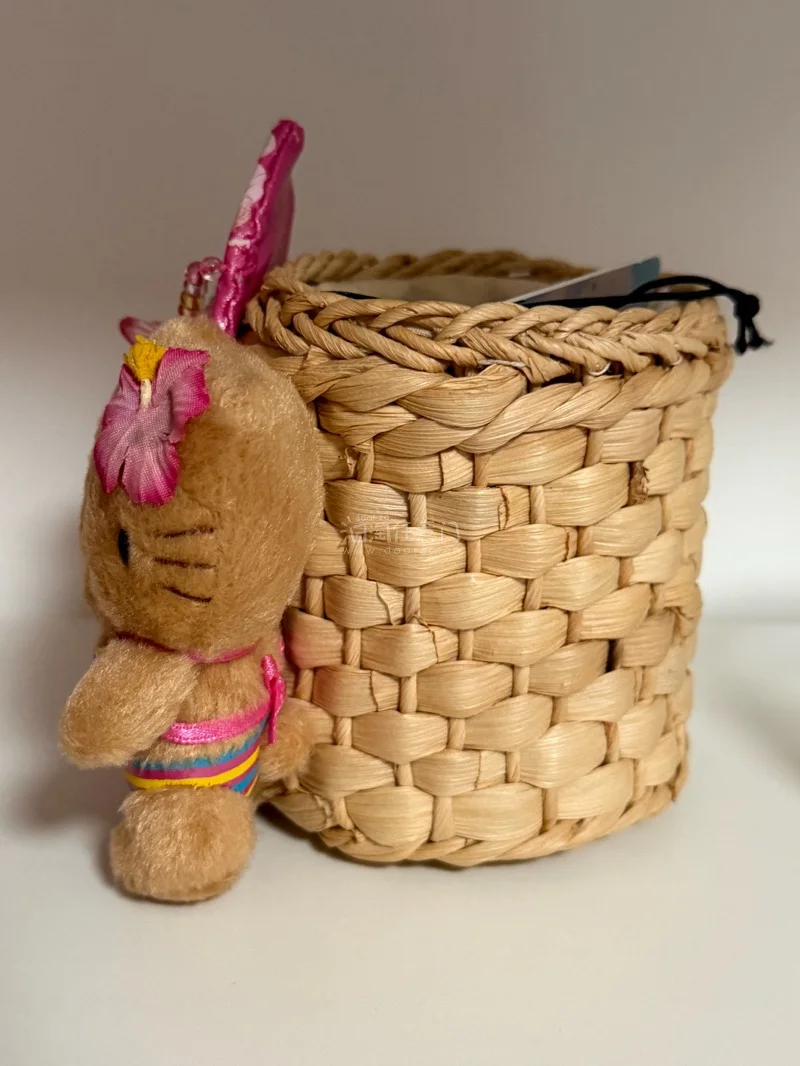 ? 超可爱的夏威夷风Hello Kitty！

终于收到这个宝贝啦！一拆开就被萌化了～
棕褐色的Kitty配上比基尼和扶桑花发饰，还有同系列的冲浪板，满满的热带度假感，配色也超级元气！
毛绒质感软乎乎的，冲浪板上的木槿花印花和串珠装饰都很用心，做工完全不敷衍。
摆在...? 超可爱的夏威夷风Hello Kitty！

终于收到这个宝贝啦！一拆开就被萌化了～
棕褐色的Kitty配上比基尼和扶桑花发饰，还有同系列的冲浪板，满满的热带度假感，配色也超级元气！
毛绒质感软乎乎的，冲浪板上的木槿花印花和串珠装饰都很