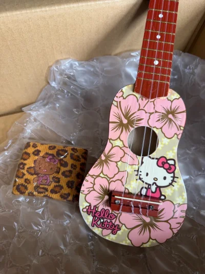 ✨ 挖到宝的Hello Kitty尤克里里！

谁能拒绝这么可爱的迷你尤克里里啊！?
粉调扶桑花+经典Hello Kitty图案，配色温柔又元气，还有同系列豹纹Kitty小配件，细节控狂喜！
琴身质感细腻，弦距适中，拨动时声音清脆好听，不管是当摆件还是给小朋友启蒙都...✨ 挖到宝的Hello Kitty尤克里里！

谁能拒绝这么可爱的迷你尤克里里啊！?
粉调扶桑花+经典Hello Kitty图案，配色温柔又元气，还有同系列豹纹Kitty小配件，细节控狂喜！
琴身质感细腻，弦距适中，拨动时声音清脆好听，不