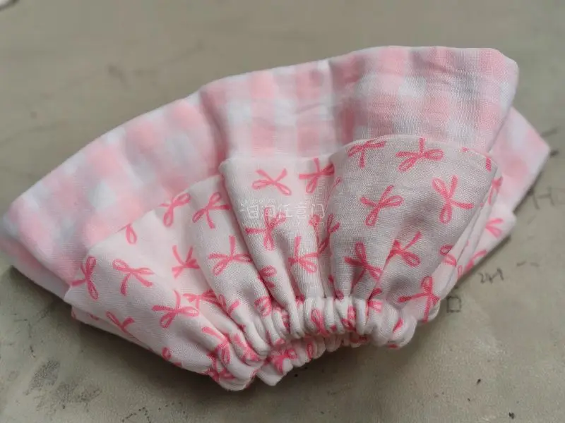 日淘挖到宝！粉色婴儿围脖太精致
 
在煤炉日淘入手的婴儿围脖真的惊艳到我！温柔软糯的粉色超治愈，精致蝴蝶结图案灵动可爱，做工细腻考究，细节满满。日系匠心设计，面料柔软亲肤，颜值与实用性兼备，给宝宝用再合适不过，日淘小众好物真的太香啦✨