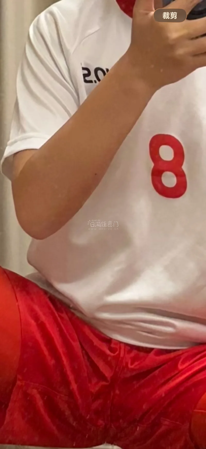 喜欢日系足球装备！
在国内不容易买到
但是在挖煤姬上能很轻松的买到
这次购买美津浓的足球白红上衣
和蓝色运动吸汗紧身衣
体验非常的好
表扬一下ems epl速度快