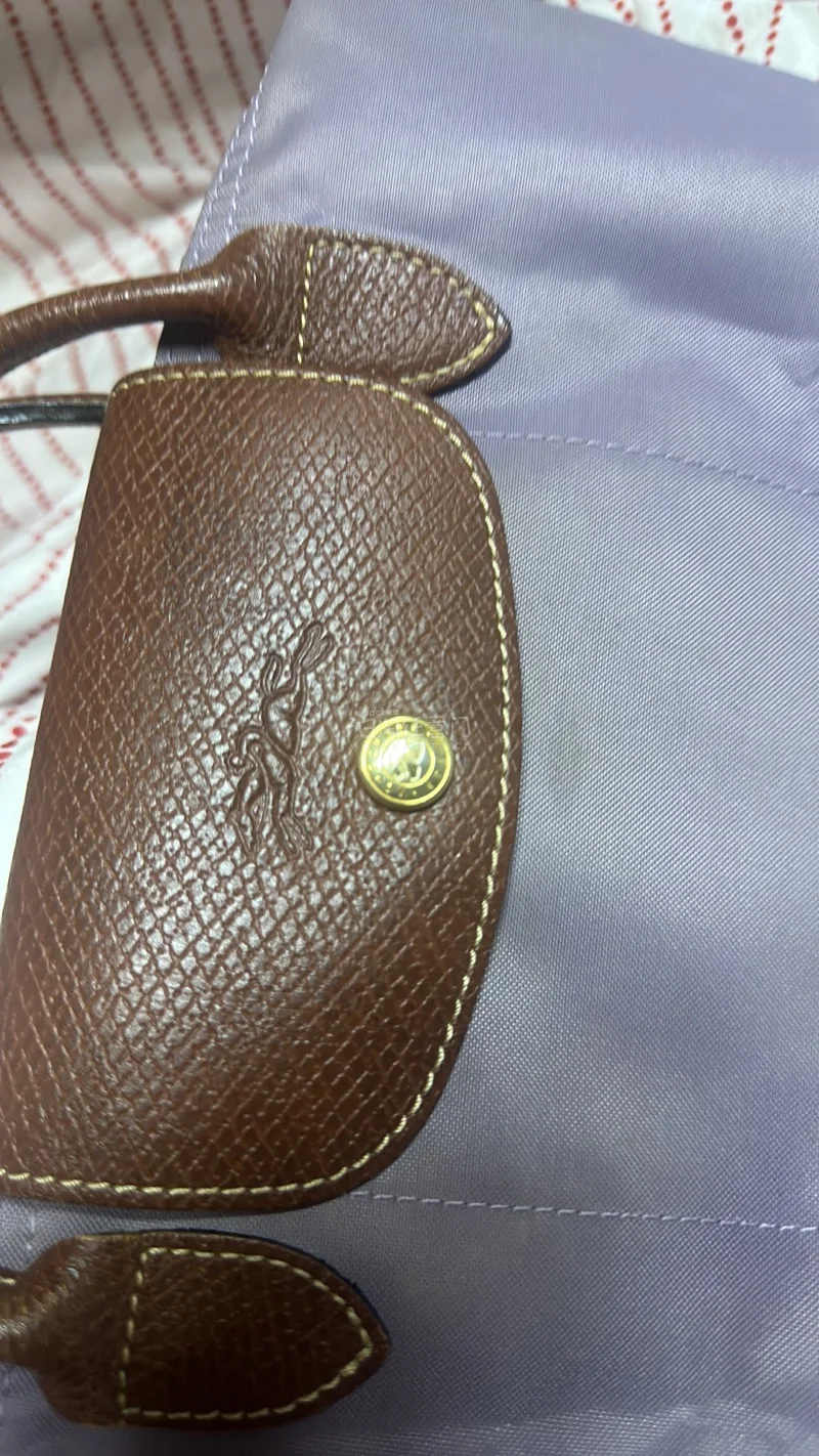 这次在挖煤姬入手了Longchamp的珑骧包，整体购物体验超满意！从下单到入库都很顺畅，物流时效也比预期快，包裹打包得特别严实，完全不用担心磕碰。包包的淡紫色实物超温柔，皮质和走线都很精致，和官网描述一致，细节做工都在线。平台操作简单，客服回复及时，还能清晰追踪物流...这次在挖煤姬入手了Longchamp的珑骧包，整体购物体验超满意！从下单到入库都很顺畅，物流时效也比预期快，包裹打包得特别严实，完全不用担心磕碰。包包的淡紫色实物超温柔，皮质和走线都很精致，和官网描述一致，细节做工都在线。平台操作简单，客