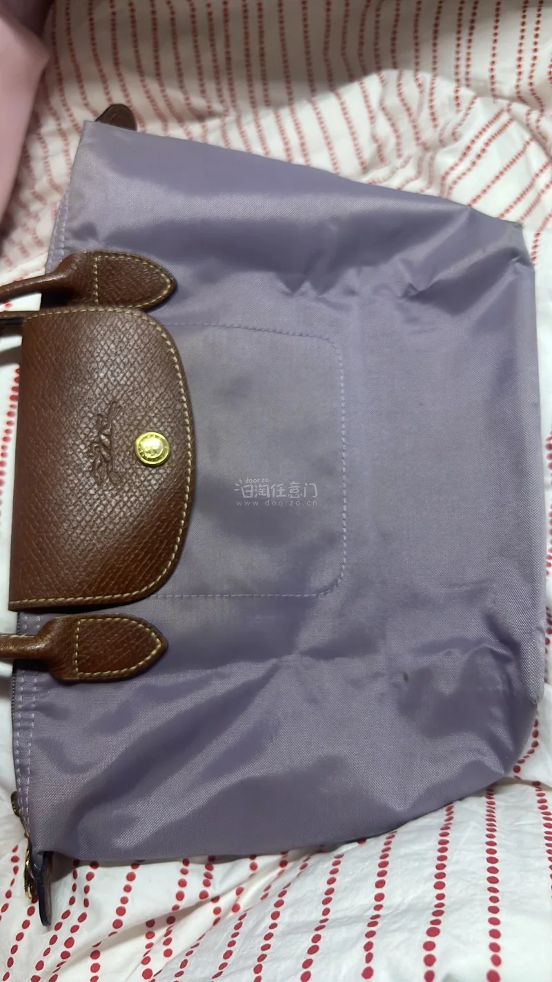 这次在挖煤姬入手了Longchamp的珑骧包，整体购物体验超满意！从下单到入库都很顺畅，物流时效也比预期快，包裹打包得特别严实，完全不用担心磕碰。包包的淡紫色实物超温柔，皮质和走线都很精致，和官网描述一致，细节做工都在线。平台操作简单，客服回复及时，还能清晰追踪物流...这次在挖煤姬入手了Longchamp的珑骧包，整体购物体验超满意！从下单到入库都很顺畅，物流时效也比预期快，包裹打包得特别严实，完全不用担心磕碰。包包的淡紫色实物超温柔，皮质和走线都很精致，和官网描述一致，细节做工都在线。平台操作简单，客