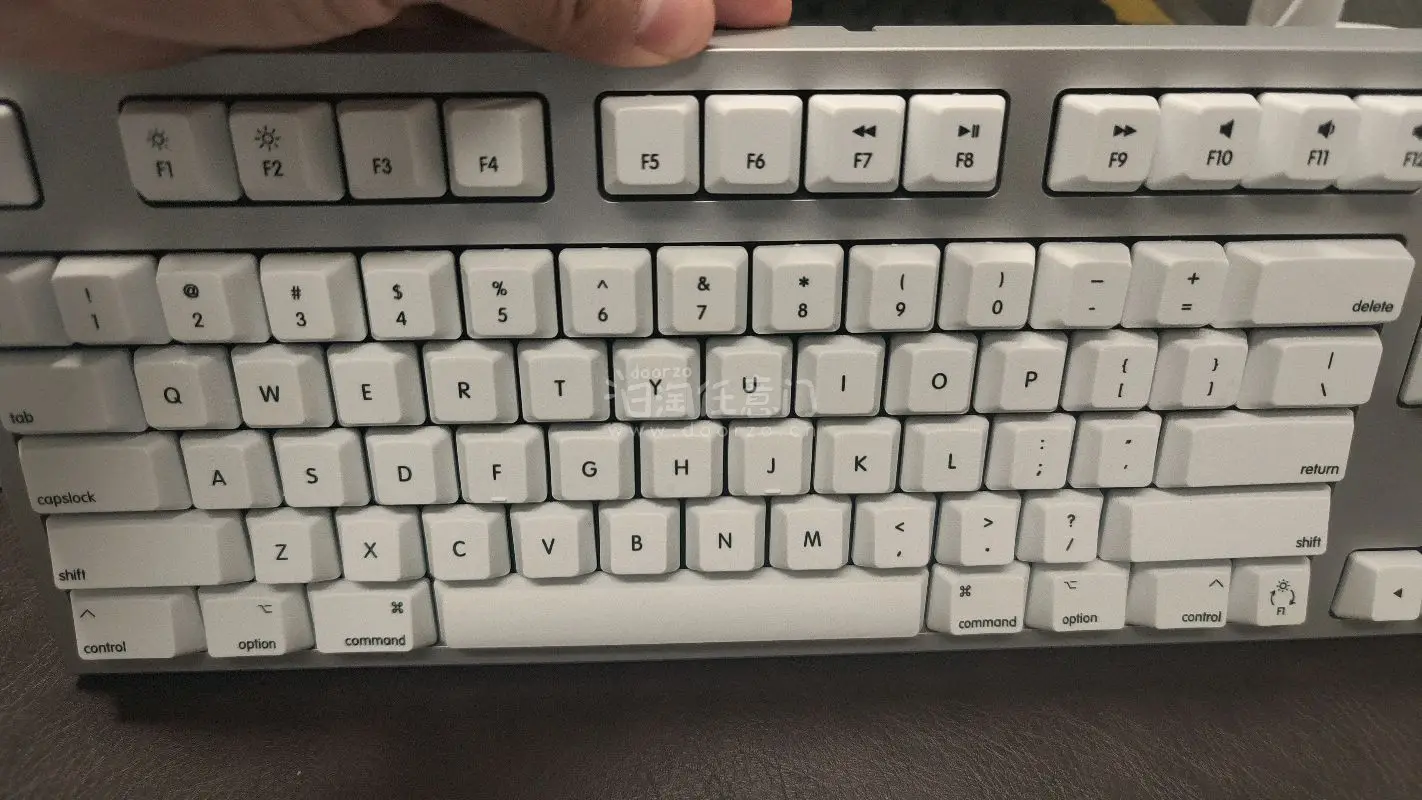 这是一款非常非常新的键盘，它的外观崭新得仿佛刚从生产线下来，没有一丝使用过的痕迹，按键光滑洁净，整体散发着全新的气息。 

速度也很快，空运4天收到了。完美的海淘经历。
