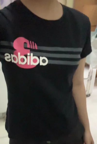 这次入手的adidas puma运动上衣真的太惊喜了！
Puma的黑底印花短袖，复古感拉满，宽松版型对各种身材都很友好，面料透气舒服，日常上课或者运动穿都合适。Adidas的藏青粉标长袖，侧边粉条纹超吸睛，修身款能很好地勾勒线条，春秋单穿或者叠穿都很时髦。
Adid...这次入手的adidas puma运动上衣真的太惊喜了！
Puma的黑底印花短袖，复古感拉满，宽松版型对各种身材都很友好，面料透气舒服，日常上课或者运动穿都合适。Adidas的藏青粉标长袖，侧边粉条纹超吸睛，修身款能很好地勾勒线条，春秋单穿