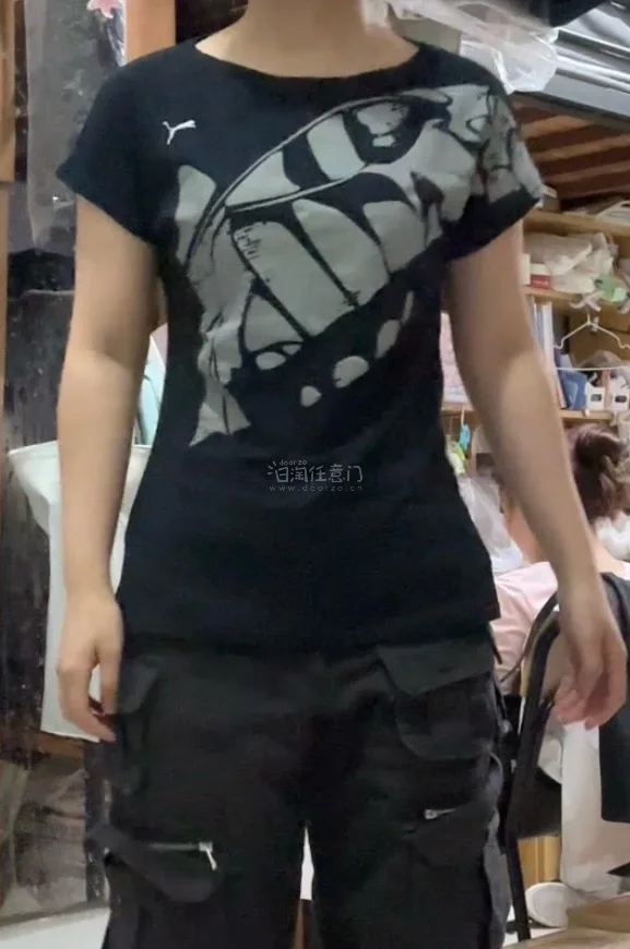 这次入手的adidas puma运动上衣真的太惊喜了！
Puma的黑底印花短袖，复古感拉满，宽松版型对各种身材都很友好，面料透气舒服，日常上课或者运动穿都合适。Adidas的藏青粉标长袖，侧边粉条纹超吸睛，修身款能很好地勾勒线条，春秋单穿或者叠穿都很时髦。
Adid...这次入手的adidas puma运动上衣真的太惊喜了！
Puma的黑底印花短袖，复古感拉满，宽松版型对各种身材都很友好，面料透气舒服，日常上课或者运动穿都合适。Adidas的藏青粉标长袖，侧边粉条纹超吸睛，修身款能很好地勾勒线条，春秋单穿