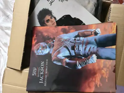 终于收到心心念念的迈克尔·杰克逊黑胶唱片了！拆箱的瞬间直接梦回青春，每一张专辑都是时代的经典，从《Thriller》到《Bad》，每一个音符都承载着无数人的回忆。包装严实完好，唱片品相超棒，物流也特别快，完全超出预期！作为MJ的忠实粉丝，能收藏到这些珍贵的实体唱片真...终于收到心心念念的迈克尔·杰克逊黑胶唱片了！拆箱的瞬间直接梦回青春，每一张专辑都是时代的经典，从《Thriller》到《Bad》，每一个音符都承载着无数人的回忆。包装严实完好，唱片品相超棒，物流也特别快，完全超出预期！作为MJ的忠实粉丝，