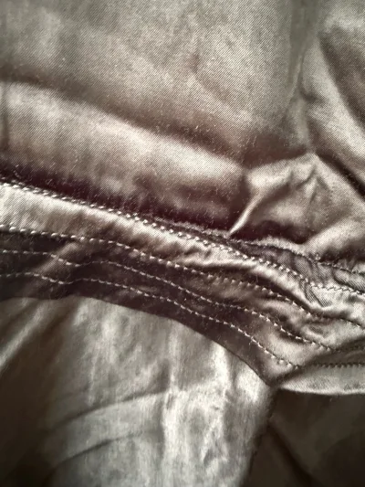 这条裙子带给我的感觉是出乎意料的好看，很难不被照片里的细节着迷，一直都很喜欢山本耀司这个品牌，不单是款式好看