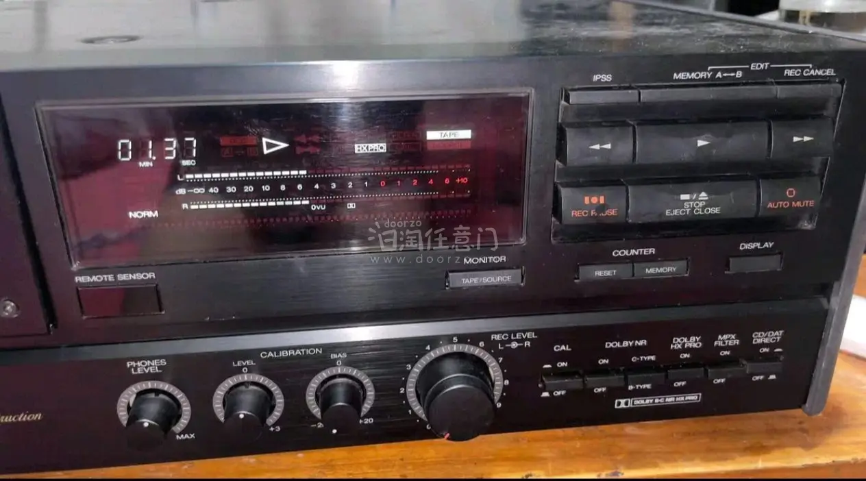 终于入手了两款复古卡座界的经典机型——雅佳7100ev和7100ex，这次购物体验直接拉满！机器成色远超预期，外观保存得非常完好，金属机身质感拉满，旋钮和按键的阻尼感都很舒服，完全不像几十年的老机器。
 
试机体验更是惊喜满满不愧是当年的旗舰机型，三频均衡通透，人声...终于入手了两款复古卡座界的经典机型——雅佳7100ev和7100ex，这次购物体验直接拉满！机器成色远超预期，外观保存得非常完好，金属机身质感拉满，旋钮和按键的阻尼感都很舒服，完全不像几十年的老机器。
 
试机体验更是惊喜满满不愧是当年的