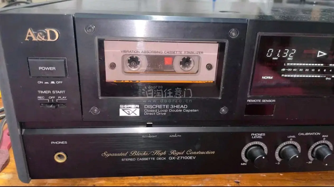 终于入手了两款复古卡座界的经典机型——雅佳7100ev和7100ex，这次购物体验直接拉满！机器成色远超预期，外观保存得非常完好，金属机身质感拉满，旋钮和按键的阻尼感都很舒服，完全不像几十年的老机器。
 
试机体验更是惊喜满满不愧是当年的旗舰机型，三频均衡通透，人声...终于入手了两款复古卡座界的经典机型——雅佳7100ev和7100ex，这次购物体验直接拉满！机器成色远超预期，外观保存得非常完好，金属机身质感拉满，旋钮和按键的阻尼感都很舒服，完全不像几十年的老机器。
 
试机体验更是惊喜满满不愧是当年的