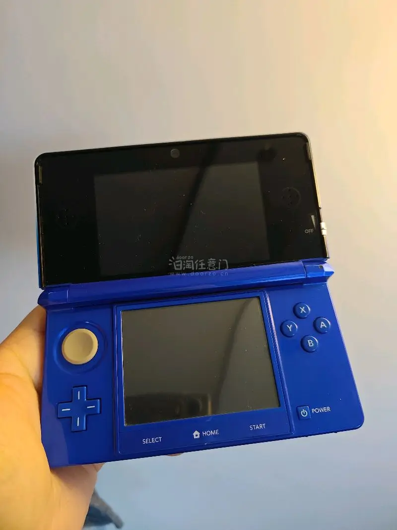 3ds老小三深蓝色游戏机 ，在挖煤姬看到别人的评论晒图以后果断找来买入，因为是和别的一起买所以价格合适一点。按键灵敏，屏幕白亮！这颜色忒好看！可正常使用。选的ems到的特别快，自从有了挖煤姬海淘代切简直丝滑简单～太好用啦