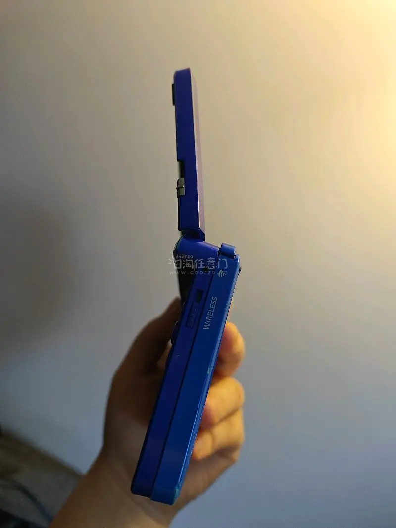 3ds老小三深蓝色游戏机 ，在挖煤姬看到别人的评论晒图以后果断找来买入，因为是和别的一起买所以价格合适一点。按键灵敏，屏幕白亮！这颜色忒好看！可正常使用。选的ems到的特别快，自从有了挖煤姬海淘代切简直丝滑简单～太好用啦