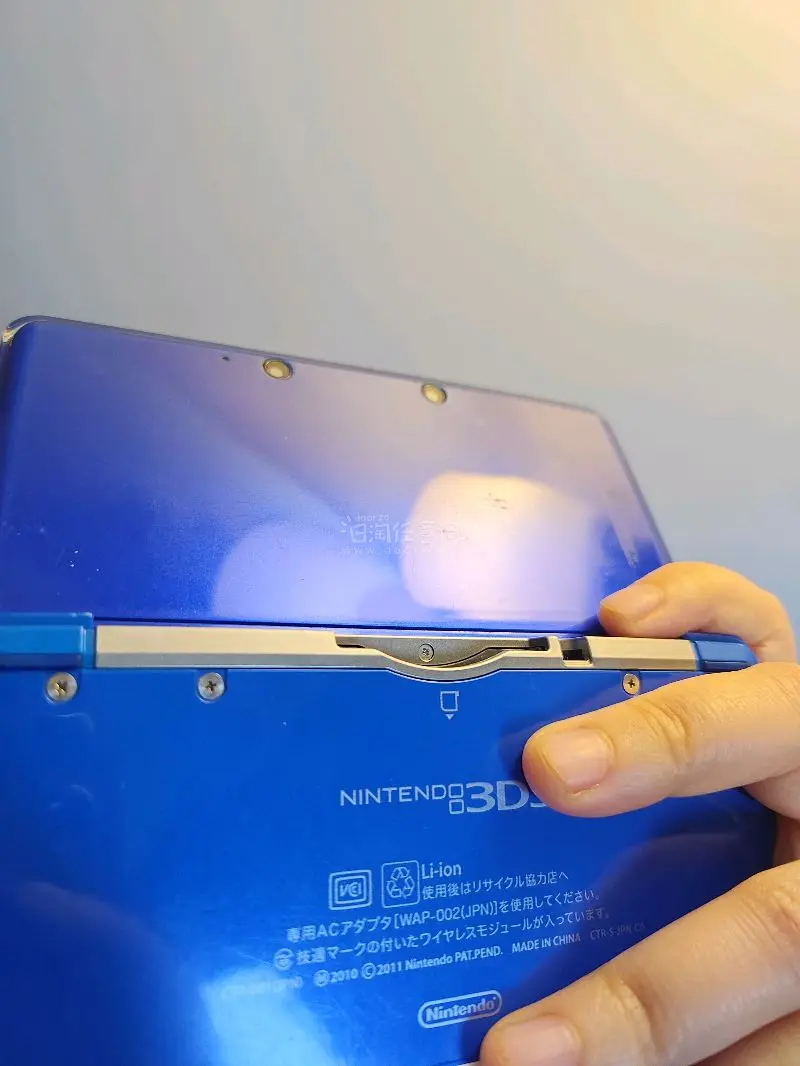 3ds老小三深蓝色游戏机 ，在挖煤姬看到别人的评论晒图以后果断找来买入，因为是和别的一起买所以价格合适一点。按键灵敏，屏幕白亮！这颜色忒好看！可正常使用。选的ems到的特别快，自从有了挖煤姬海淘代切简直丝滑简单～太好用啦