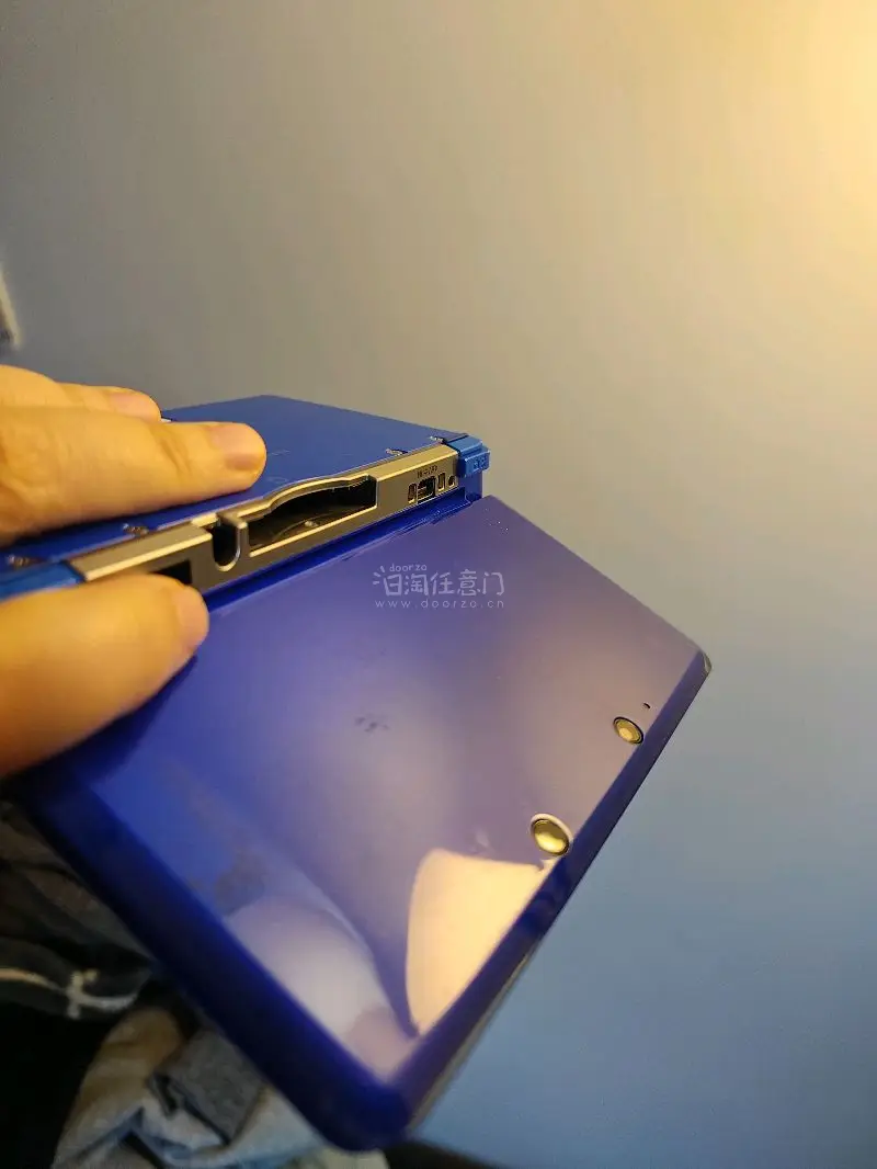 3ds老小三深蓝色游戏机 ，在挖煤姬看到别人的评论晒图以后果断找来买入，因为是和别的一起买所以价格合适一点。按键灵敏，屏幕白亮！这颜色忒好看！可正常使用。选的ems到的特别快，自从有了挖煤姬海淘代切简直丝滑简单～太好用啦